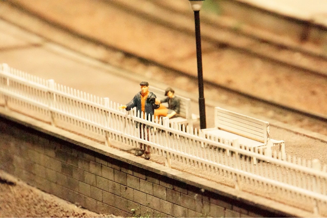 電車を待つ男性