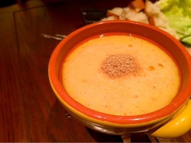 目の前でチーズフォンデュを温めて