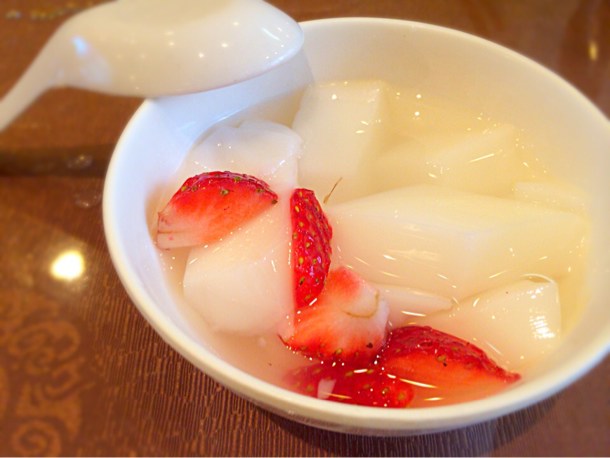 春限定 苺入り杏仁豆腐