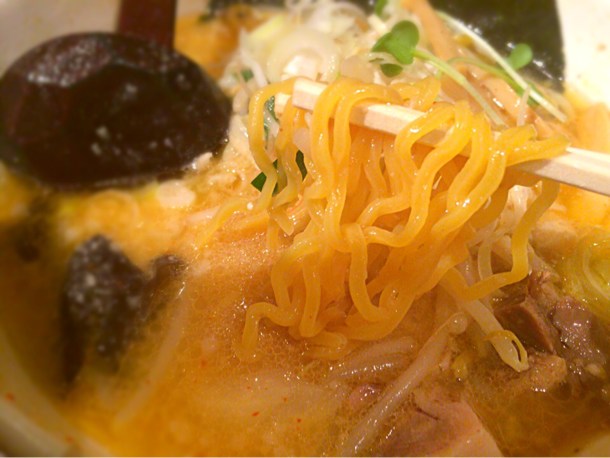 程よい固さの縮れ麺