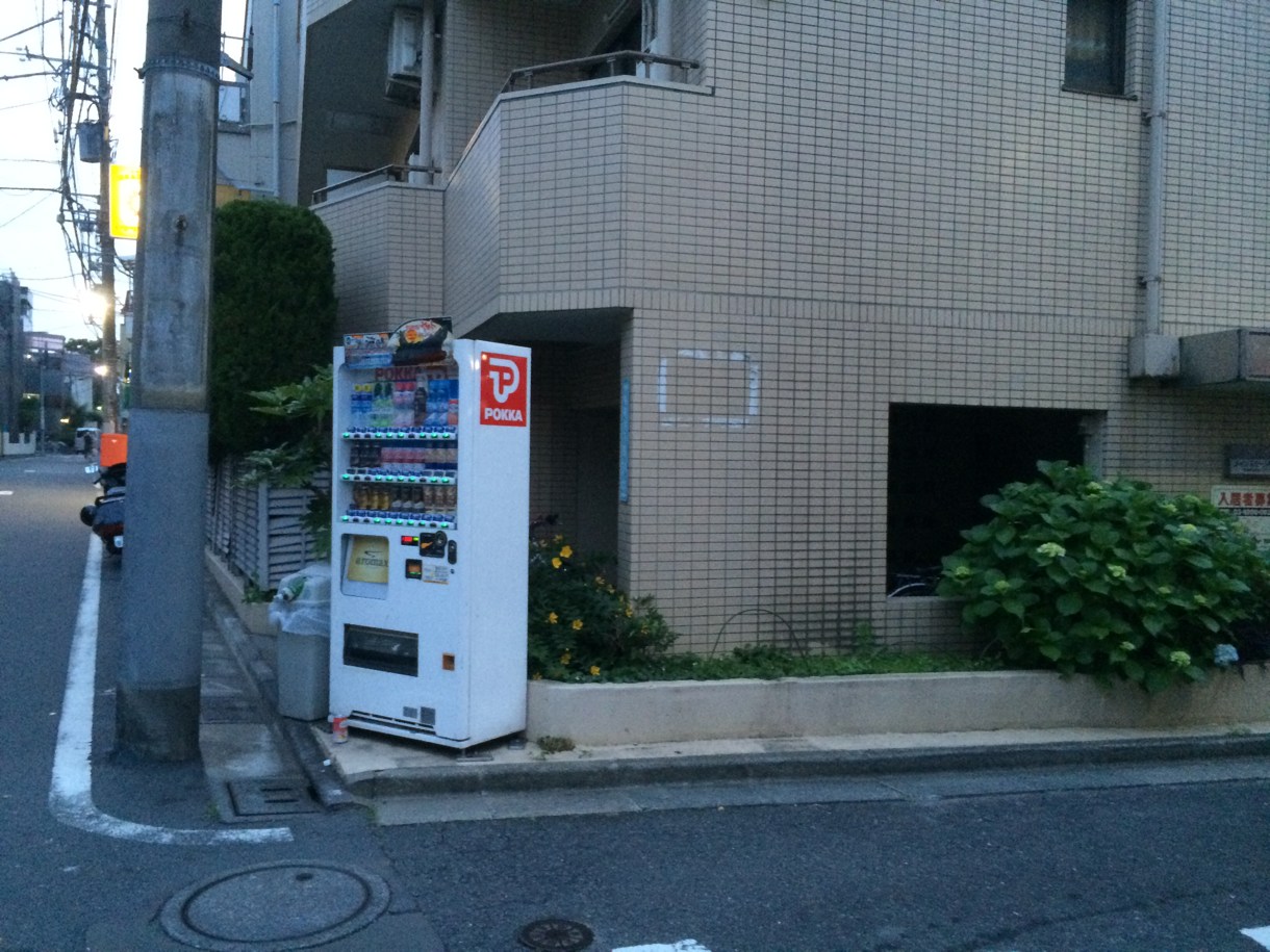POKKAの自販機を右折