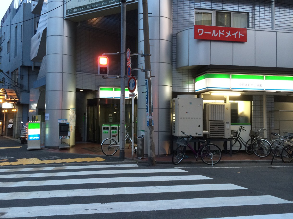 ファミリーマート 右へ