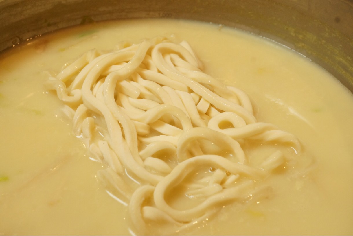 〆は冷凍のおうどんを投入