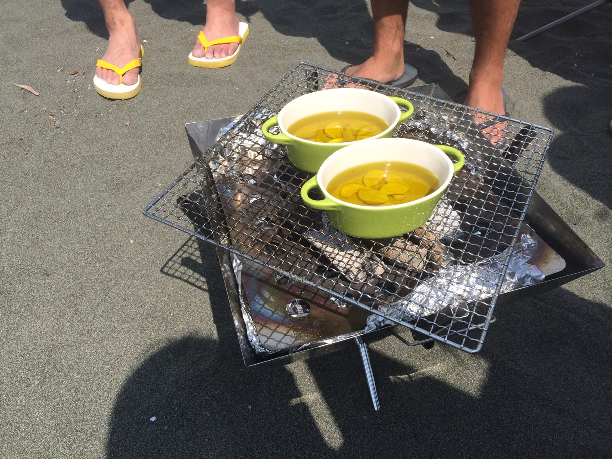 砂浜でアヒージョ