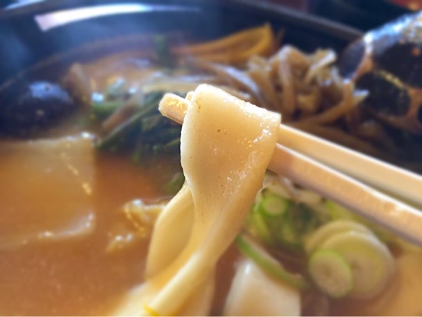 モチっとした歯ごたえ・厚めのほうとうは関東に住んでいると日常では殆ど食べられないので一口目で本当に感激