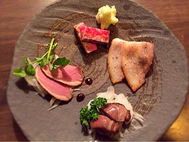 どれから食べようか迷う燻製のお肉たち