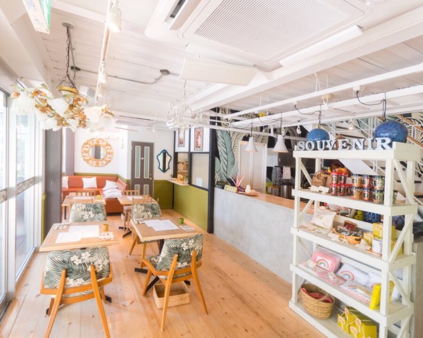 お店の中は明るい店内でテーブル席やソファ席がありました。