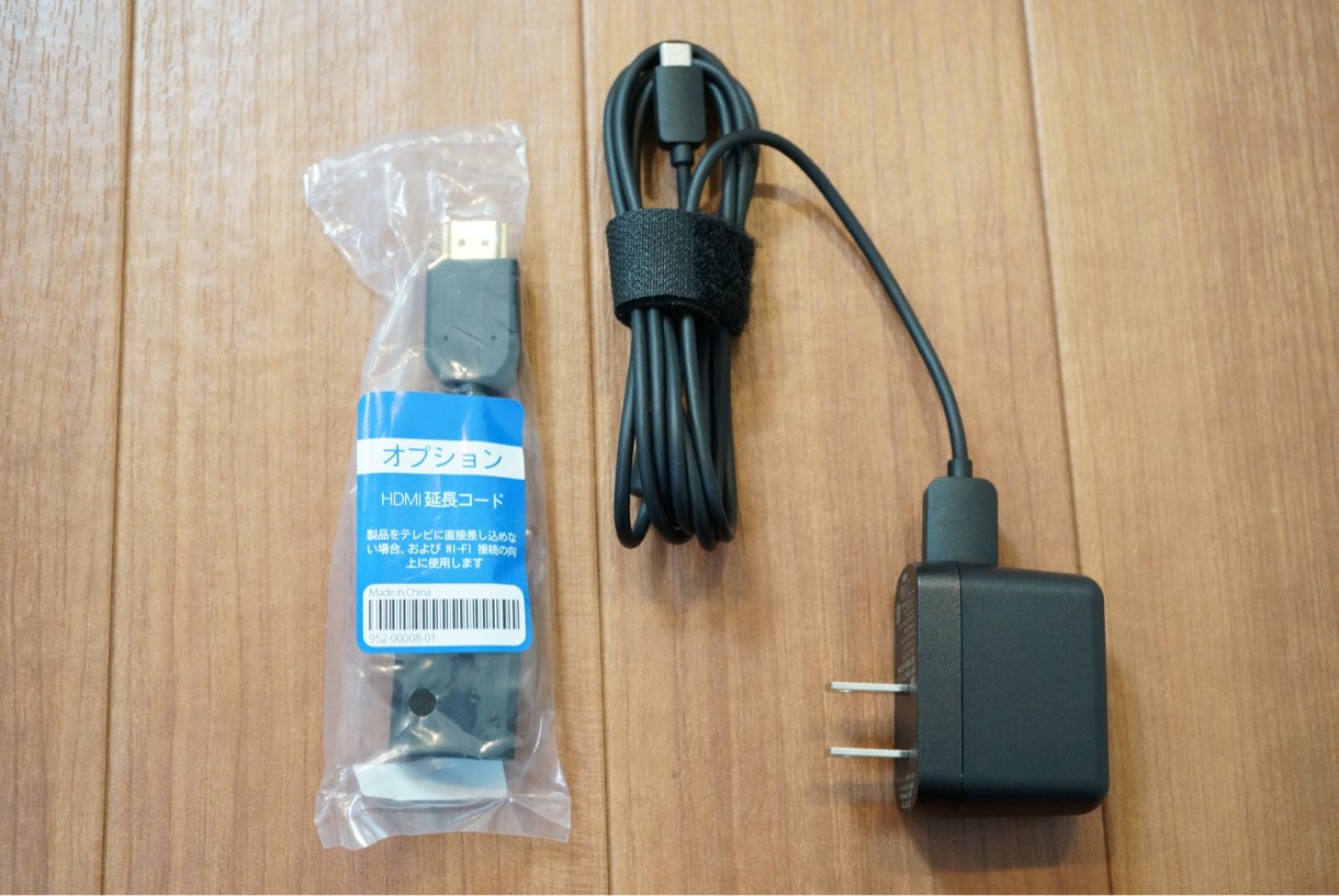 付属品としてアダプタとHDMIの延長コードが同梱されていました。