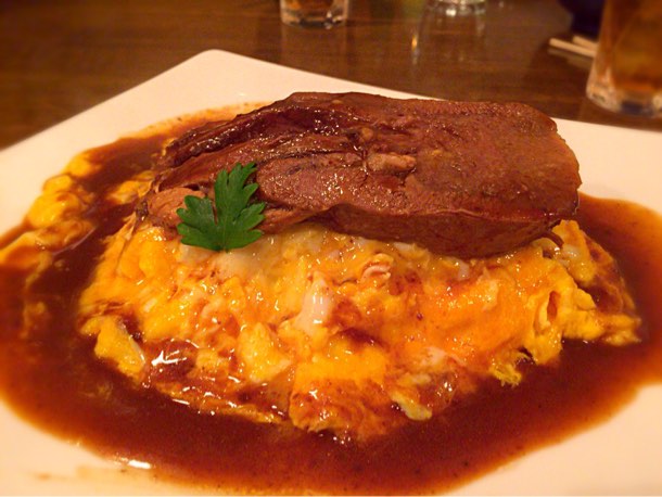 オムライスを覆うビックサイズの牛タン