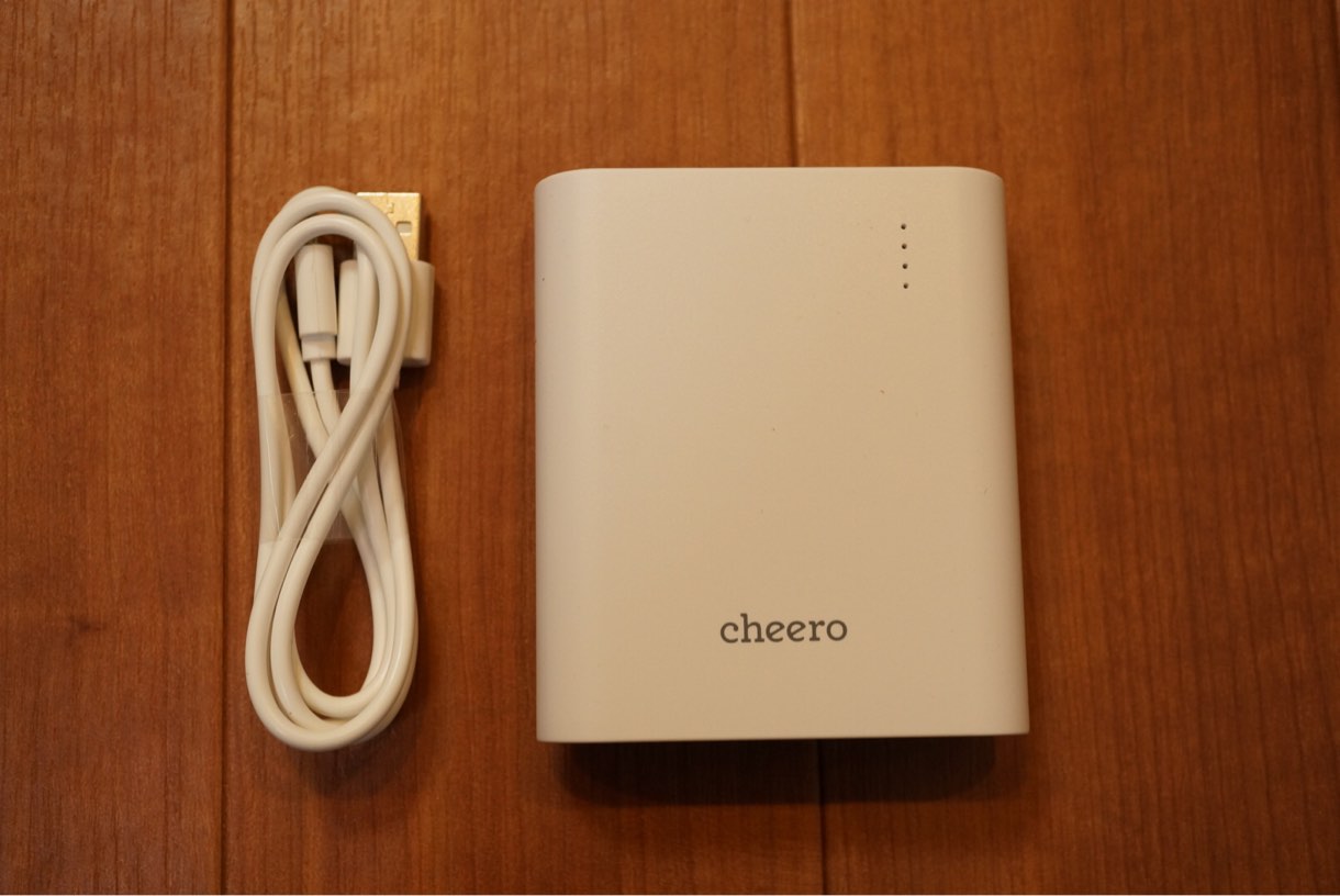 バッテリーとmicro USBケーブル