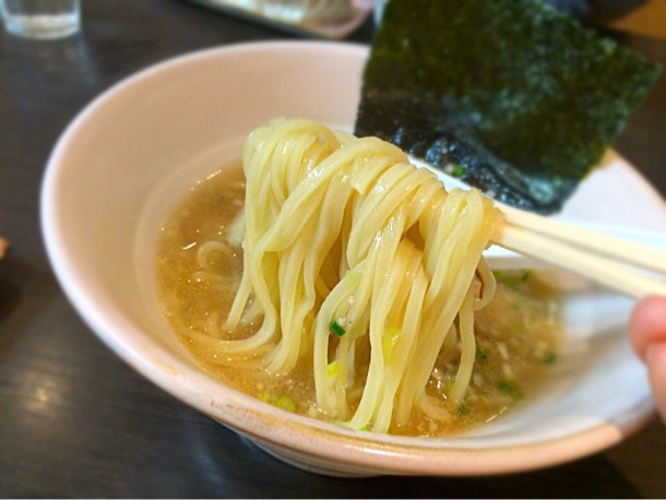 麺はストレートで中太