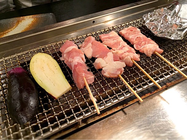 焼肉のような感じで野菜や串を焼き始め…