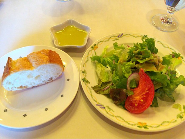 サラダとパンの前菜