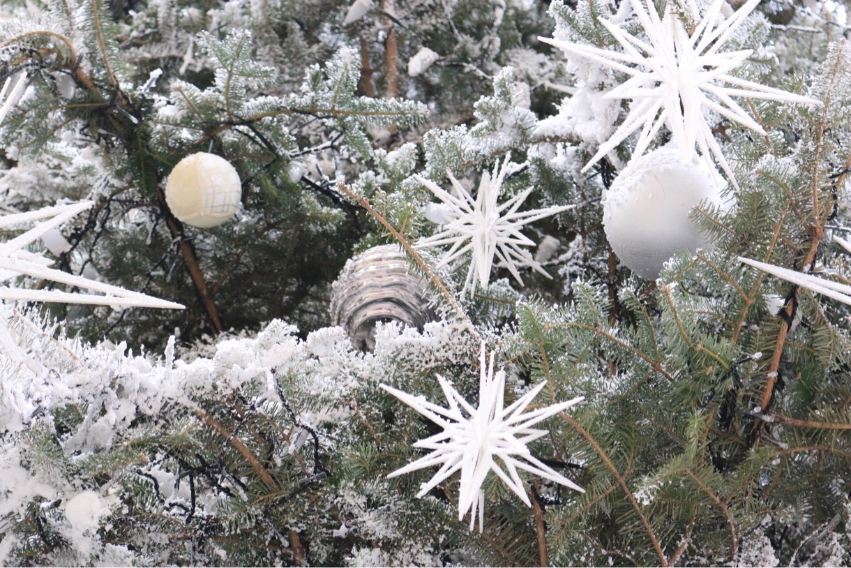 本物の雪のようなクリスマスツリー