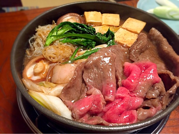 グツグツ煮込む牛鍋