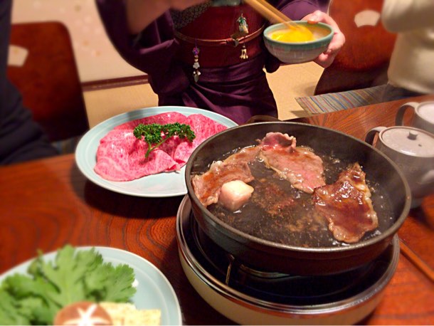 卵を割るところから溶くところまで。卵の中に焼いたお肉を入れてもらっていただきました。