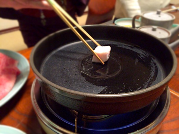 牛脂を鍋に溶かす作業