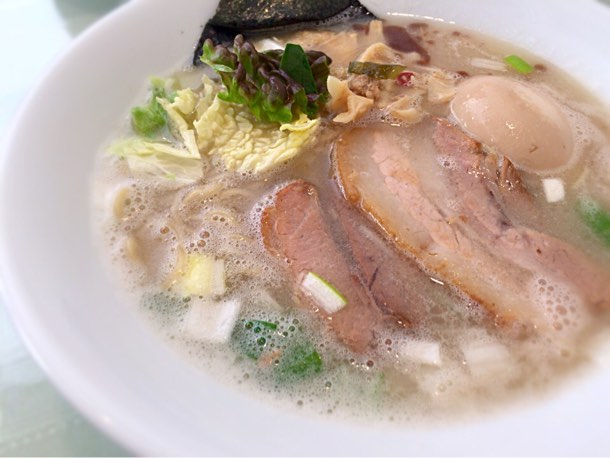 中はチャーシューや海苔、味玉丸ごと1個、白菜やメンマなど具沢山