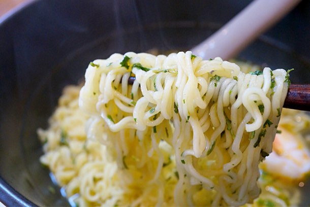 入れたパクチーに麺がよく絡まり、香味油の香りと味でタイ料理のようなアジアン料理を再現。