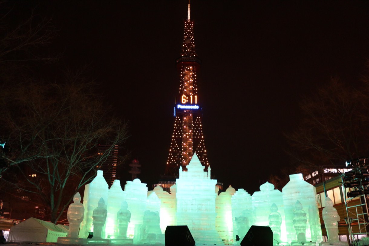 テレビ塔と雪の像