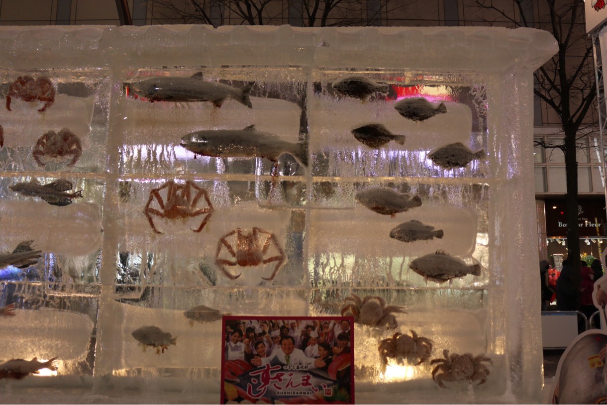 氷の中に魚が入った彫刻 すしざんまい
