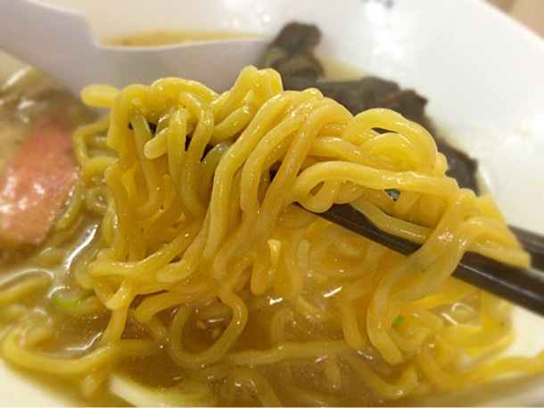 中太の縮れ麺で味噌ラーメンと最高にマッチ!