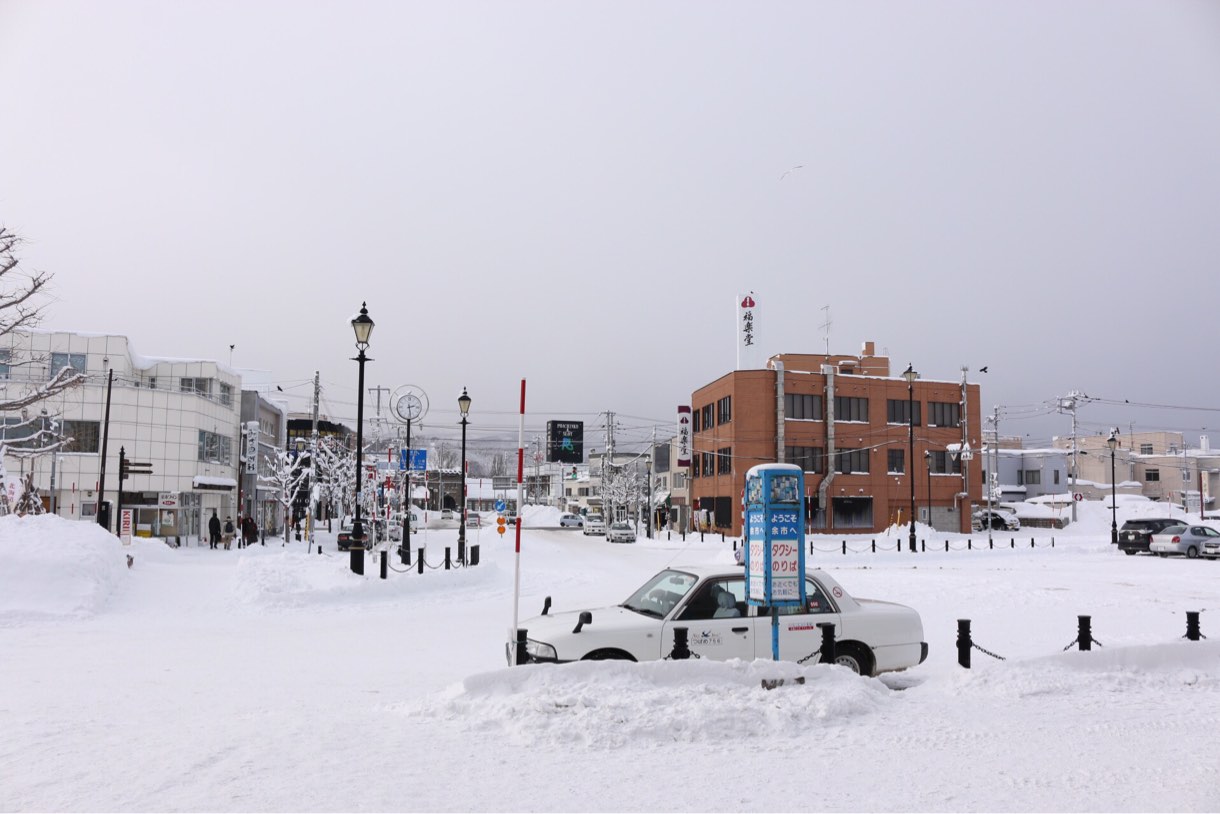 余市の駅は雪がかなり積もった雪景色