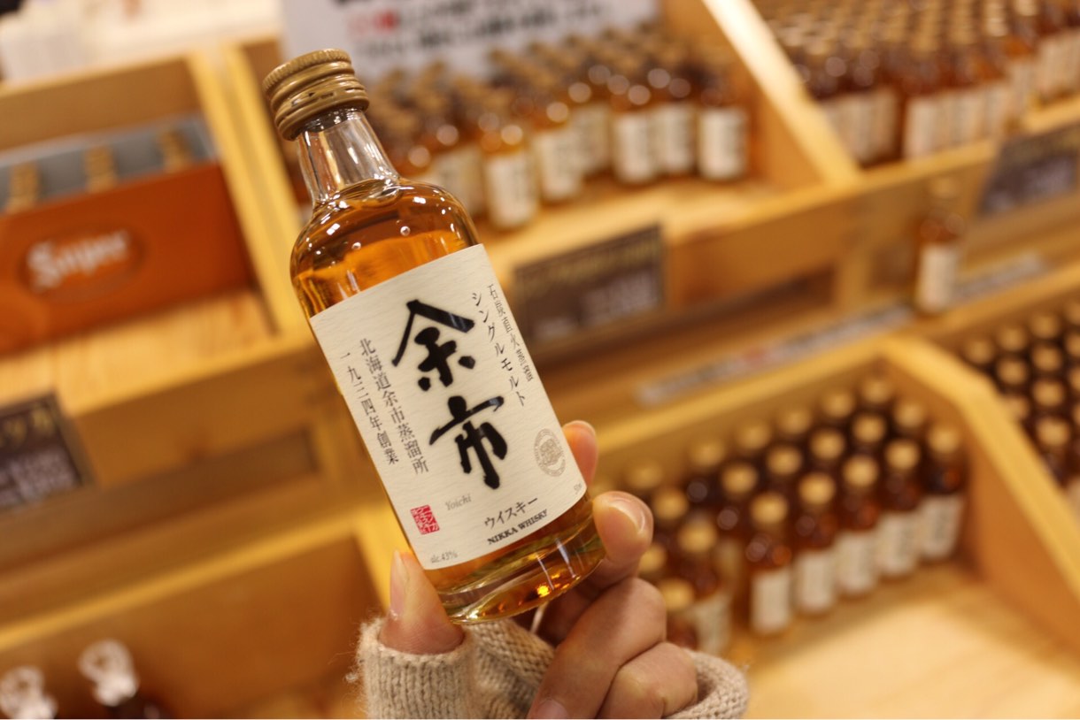 お土産ショップには、小さな瓶でウイスキーが販売されているのでお土産に最適。