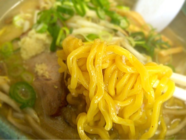 麺は縮れ麺でいうまでもなく味噌スープとマッチ!