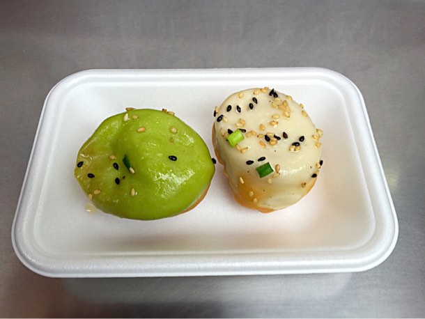 色々なものをたくさん食べたいという方は小皿も用意されているので、1つ頼んで友達や家族とシェアも出来ます。