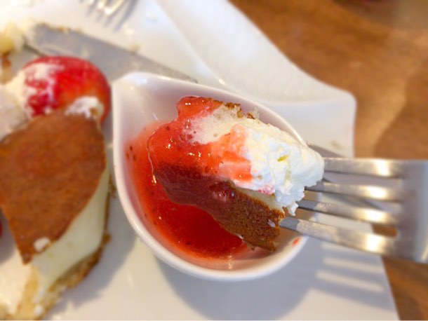 苺ソースと生クリームとパンケーキ