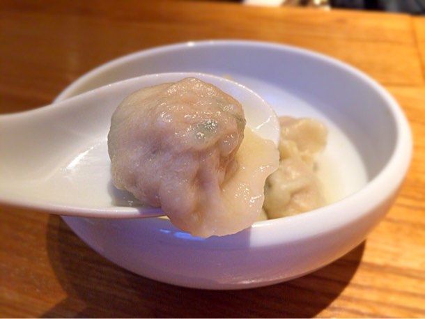 トゥルンとした水餃子を1口で…パクっ。