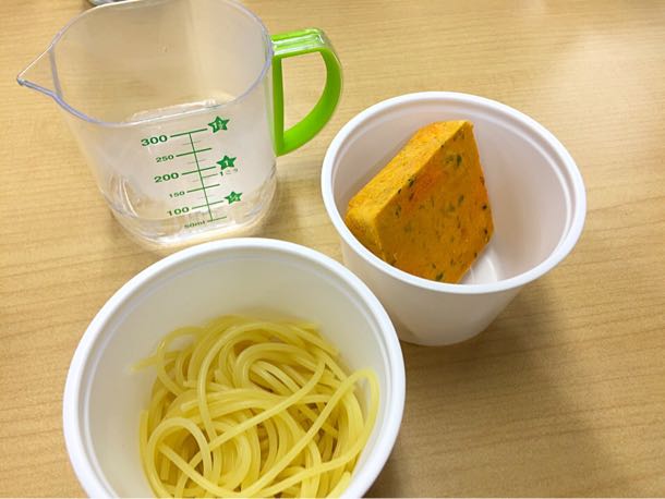 お湯とパスタとフリーズドライ