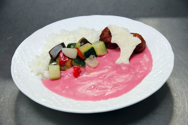 ピンクの野菜カレー