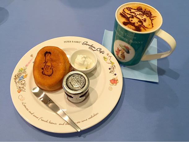 スコーンとカプチーノ