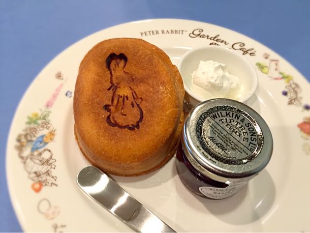 スコーンとミルキークリームとミニジャム