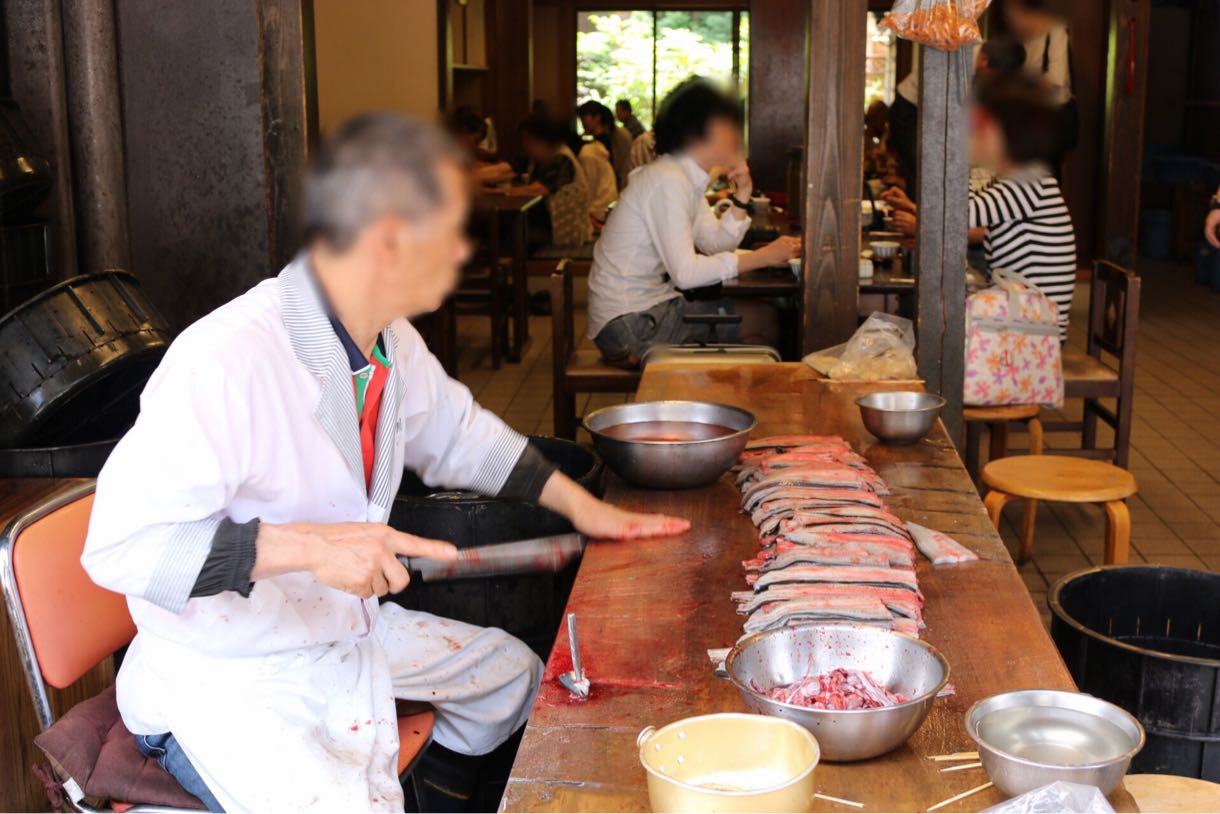 新鮮なうなぎを店頭で捌く姿