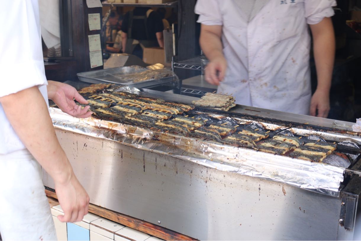 店頭でうなぎを焼く姿