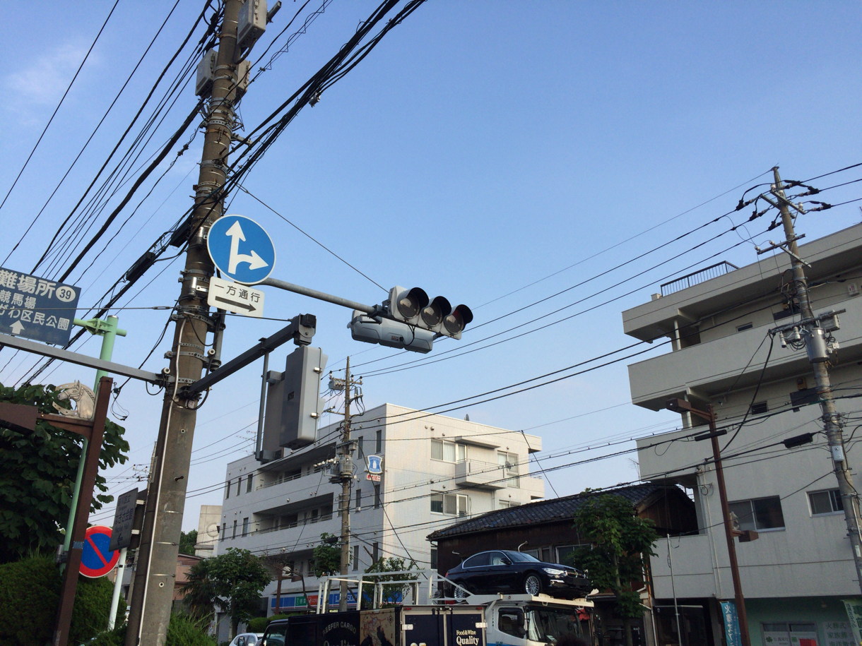 大通りを渡る