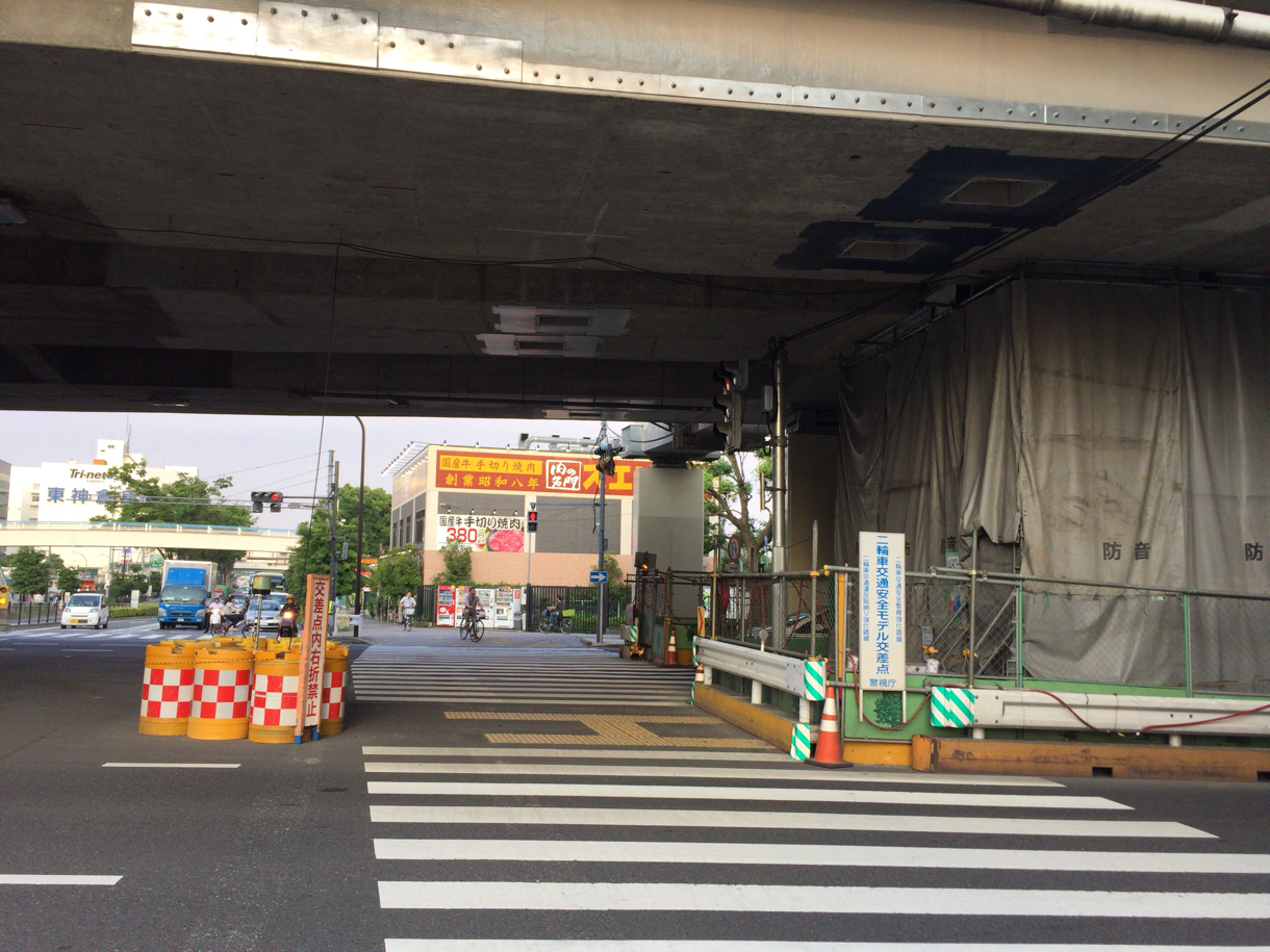 高速道路をくぐり抜ける