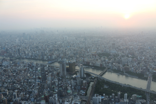 夕方になりつつある大都会