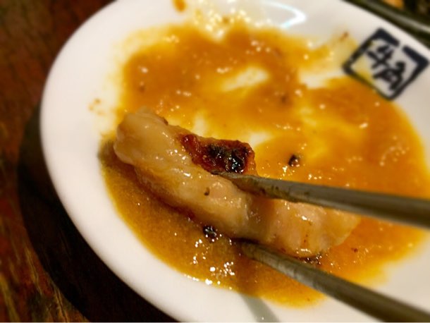 もろこしソースを付け焼きしたチキンにつけて食べる