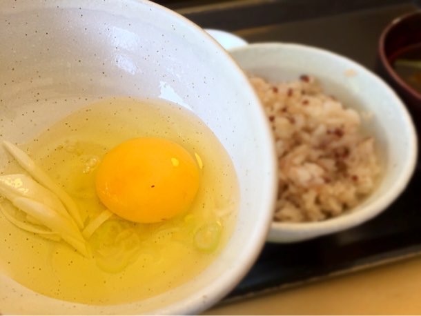 卵を割ってネギとかき混ぜる