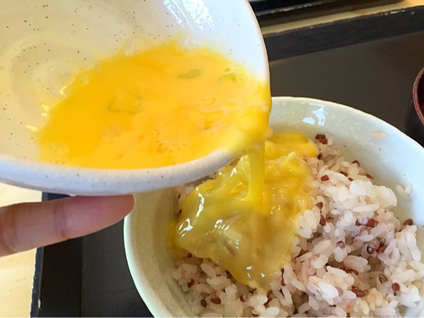 溶いた卵を赤米にかけていただきます!