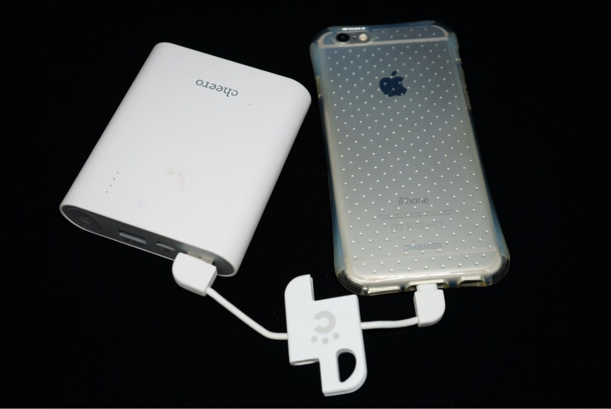 iPhoneをcheero Plate Cable with Lightningで充電している様子