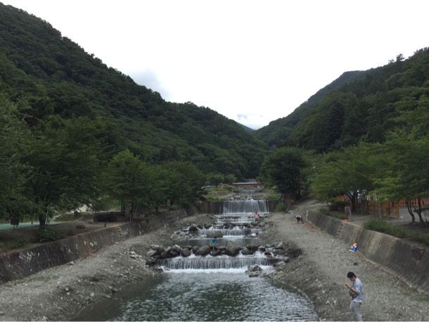 バンガローの前に流れる川