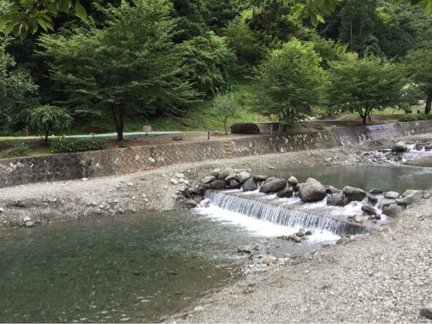 バンガロー前の川
