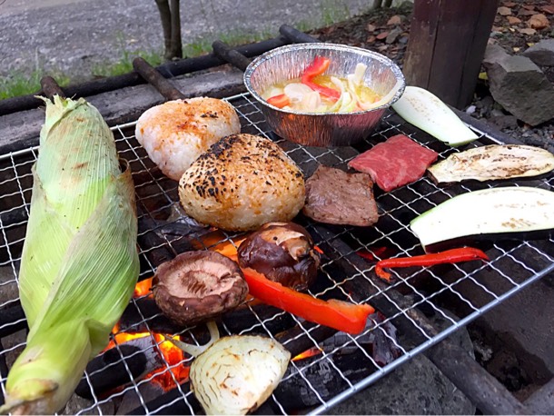 焼きとうもろこしやおにぎり、アヒージョ、焼き野菜や焼き肉を直火