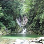 [Å] 山梨観光「尾白川渓谷（千鳥ヶ淵）」大自然に囲まれたエメラルドの水が美しい渓谷