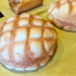 [Å] 浅草「花月堂」の1日2000個売れるジャンボめろんぱん 一度食べたらやみつき！